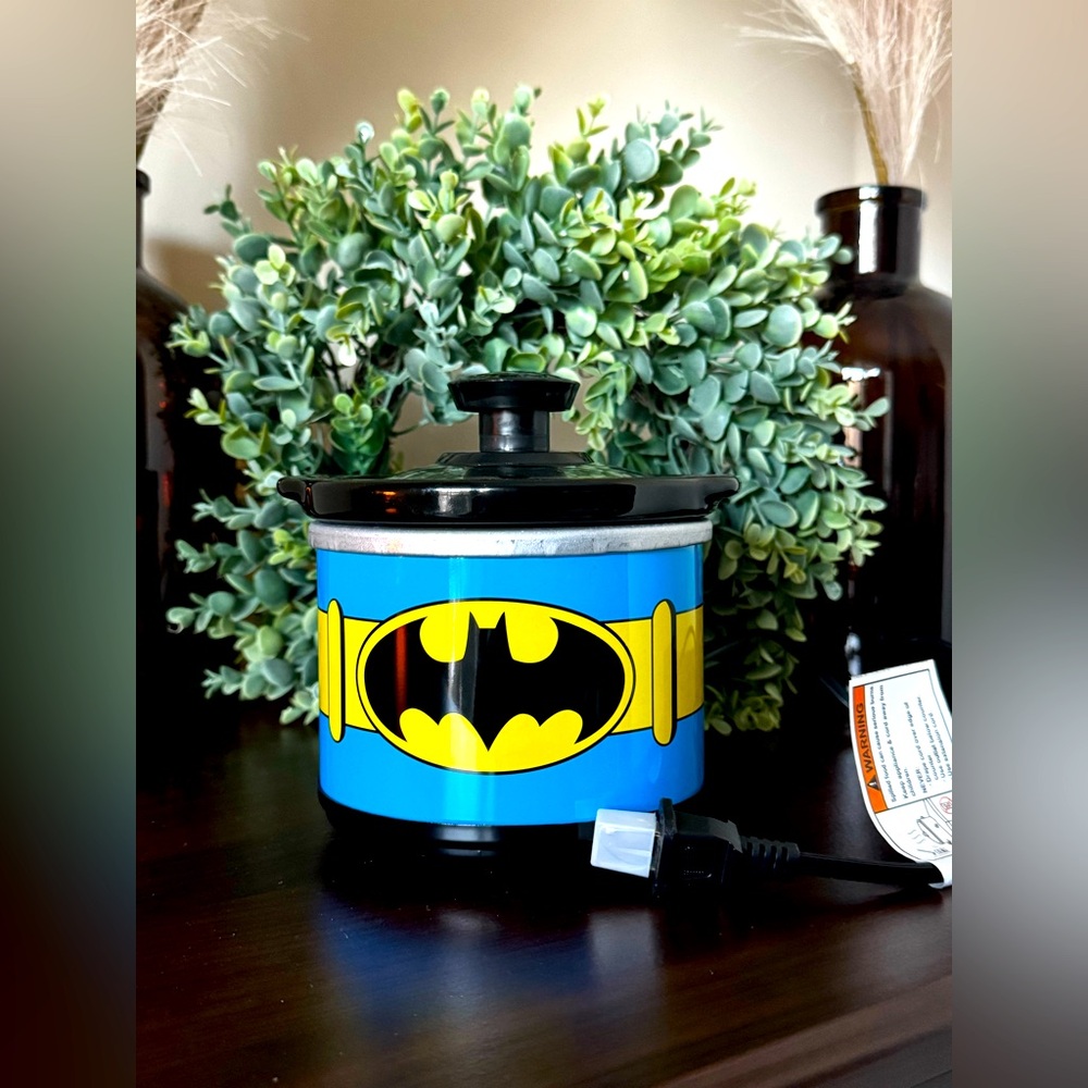 {{NWOT]] Batman Mini Crockpot - .65 Quart W/ Glass Lid & Stone Crock